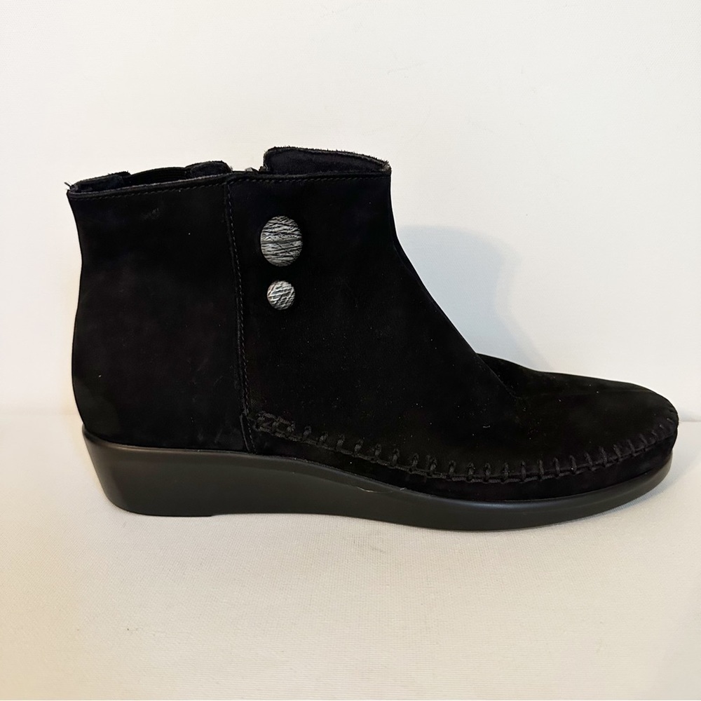 SAS Suede Black Jade Side Zip Ankle Boots - Size 7.5
